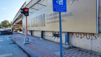 Kaldırımdaki engelli rampası konulan reklam panosu betonu ve sinyalizasyon direği ile işgal altında.
