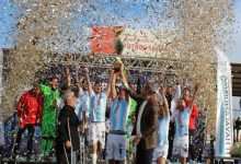 Başkent Ampute Futbol Gücü Takımı, büyük bir coşkuyla kaldırdıkları kupanın etrafında altın konfeti yağmuru altında sevinç çığlıkları atarken, sahnedeki herkes zaferin gururunu ve mutluluğunu paylaşıyor.