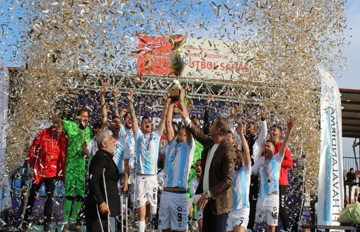 Başkent Ampute Futbol Gücü Takımı, büyük bir coşkuyla kaldırdıkları kupanın etrafında altın konfeti yağmuru altında sevinç çığlıkları atarken, sahnedeki herkes zaferin gururunu ve mutluluğunu paylaşıyor.