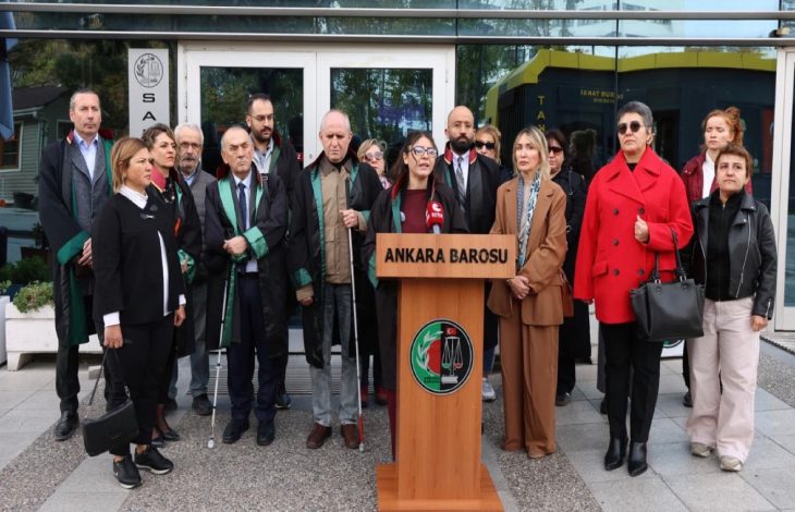 Ankara Barosu Engelli Hakları Merkezi üyeleri Ankara Barosu logolu kürsüde basın açıklaması yapıyor.