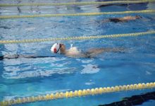 Para Yüzücü Baran Doruk Şimşek, sırt üstü yüzüyor.