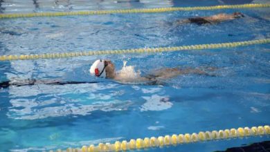 Para Yüzücü Baran Doruk Şimşek, sırt üstü yüzüyor.