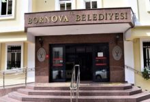 Bir binanın girişinde “T.C. Bornova Belediyesi” tabelesi yer alıyor. Girişte merdivenler, rampalar ve belediye amblemleri görülüyor.
