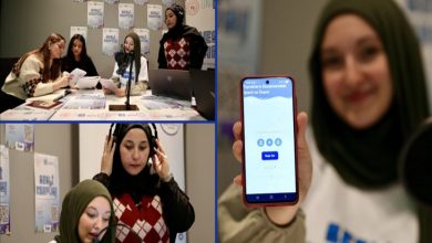 Bir kolaj hâlindeki görselde, genç kadınlardan oluşan bir ekip stüdyo ortamında masa etrafında toplanmış, mikrofonlar ve dizüstü bilgisayarlarla yayın ya da ses kaydı üzerinde çalışıyor. Belgeler, afişler ve ekipmanlar masada yer alırken, alt bölümde iki kadın kulaklık ve mikrofonla kayıt yapıyor. Sağdaki karede ise bir kadın gülümseyerek telefonunu kameraya doğru uzatıyor ve ekranda görme engelliler için hazırlanan bir mobil uygulamanın arayüzü görünüyor. Enerjik, üretken ve teknolojiyi odağına alan bir çalışma atmosferi hâkim.