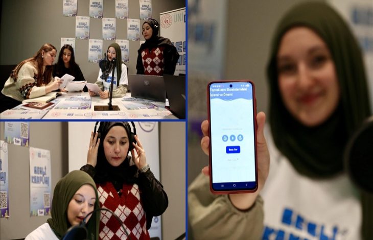 Bir kolaj hâlindeki görselde, genç kadınlardan oluşan bir ekip stüdyo ortamında masa etrafında toplanmış, mikrofonlar ve dizüstü bilgisayarlarla yayın ya da ses kaydı üzerinde çalışıyor. Belgeler, afişler ve ekipmanlar masada yer alırken, alt bölümde iki kadın kulaklık ve mikrofonla kayıt yapıyor. Sağdaki karede ise bir kadın gülümseyerek telefonunu kameraya doğru uzatıyor ve ekranda görme engelliler için hazırlanan bir mobil uygulamanın arayüzü görünüyor. Enerjik, üretken ve teknolojiyi odağına alan bir çalışma atmosferi hâkim.