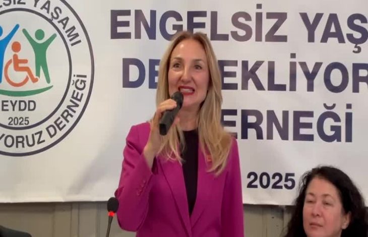 Pembe ceketli bir kadın CHP Genel Başkan Yardımcısı Aylin Nazlıaka, mikrofonla konuşuyor. Arkasında “Engelsiz Yaşamı Destekliyoruz Derneği” yazılı bir afiş yer alıyor. Yanında oturan bir kadın daha görülüyor.