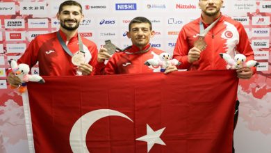 Milli sporcular Şenol Aydın, Kadir Kuş ve Ahmet Talha Kacur, madalya ile Türk Bayrağı tutarak poz veriyor