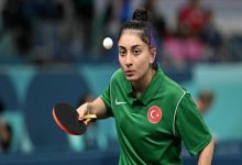 Para Masa Tenisi Özel Sporcu Ebru Acer raket tutarak maç yapıyor