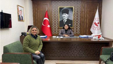 Görselde Engelsiz Kariyer Genel Müdürü Hasibe Kızıltaş solda koltukta otururken, Şalpazarı Kaymakamı Sn. Kezban Yerlikaya Akpınar makam masasının başında oturuyor. Arkalarında Atatürk portresi ile Türk bayrağı ve kurum bayrağı yer alıyor. Oda resmi, düzenli ve makam ziyaretine uygun bir atmosfere sahip.