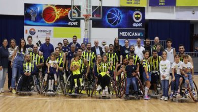 Fenerbahçe İstanbul Jet Tekerlekli Sandalye Basketbol Takımı oyuncuları, galibiyet sonrası aileleriyle beraber sahada poz veriyor.