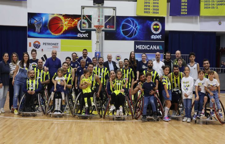 Fenerbahçe İstanbul Jet Tekerlekli Sandalye Basketbol Takımı oyuncuları, galibiyet sonrası aileleriyle beraber sahada poz veriyor.