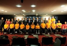 Fuzul Tasarruf Finansman A.Ş. ile Galatasaray yöneticileri ayakta duruyor, Tekerlekli Sandalye Basketbol Takımı sporcuları önlerinde bulunuyor.