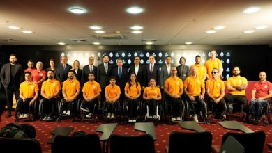 Fuzul Tasarruf Finansman A.Ş. ile Galatasaray yöneticileri ayakta duruyor, Tekerlekli Sandalye Basketbol Takımı sporcuları önlerinde bulunuyor.