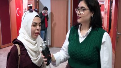 Görme Engelli Avukat Ruveyda Bilge Özmen karşısında duran elindeki kayıt cihazını tutan gözlüklü bir kadın tarafından röportajı yapılıyor.