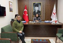 İki kişinin yer aldığı resmi bir makam odasında, masada oturan kişi Trabzon Şalpazarı Kaymakamı Kezban Yerlikaya Akpınar; sol tarafta, koltukta oturan ise Engelsizkariyer.com Genel Müdürü Hasibe Kızıltaş’tır. Arka planda Türk bayrağı, kaymakamlık flaması ve Atatürk portresi yer almakta; ortam resmi ve kurumsal bir görüşmeye işaret etmektedir.