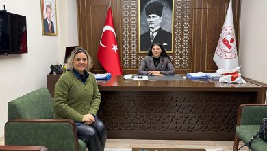 İki kişinin yer aldığı resmi bir makam odasında, masada oturan kişi Trabzon Şalpazarı Kaymakamı Kezban Yerlikaya Akpınar; sol tarafta, koltukta oturan ise Engelsizkariyer.com Genel Müdürü Hasibe Kızıltaş’tır. Arka planda Türk bayrağı, kaymakamlık flaması ve Atatürk portresi yer almakta; ortam resmi ve kurumsal bir görüşmeye işaret etmektedir.