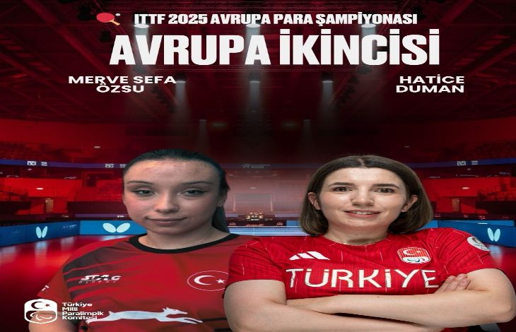 Görselde, ITTF 2025 Avrupa Para Şampiyonasında Avrupa ikincisi olan milli para masa tenisi sporcuları Merve Sefa Özsu ve Hatice Duman yer alıyor. İkisi de kırmızı milli formalarıyla öne çıkarılmış; arkada kırmızı ışıklarla aydınlanan büyük bir masa tenisi salonu bulunuyor. Üstte “Avrupa İkincisi” başlığı yer alırken, alt kısımda Türkiye Milli Paralimpik Komitesi logosu görünüyor.