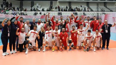 İşitme Engelliler Voleybol A Milli Takımı, yöneticiler ve teknik kadro parkede seviniyor.