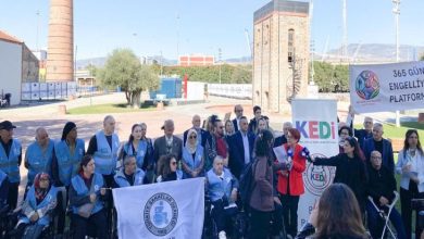 Görselde açık havada düzenlenmiş bir basın açıklaması görülüyor. Ön tarafta tekerlekli sandalyedeki bireyler ve yanlarında ayakta duran katılımcılar bulunuyor. Bir grup, üzerinde Türkiye Sakatlar Derneği amblemi olan büyük bir beyaz bayrak tutuyor. Diğer tarafta “KEDİ” logosu ve “365 Gün Engellilik Platformu” yazılı pankartlar yer alıyor. Katılımcılar bir araya gelmiş, dayanışma ve farkındalık temasında bir açıklama yapıyor gibi görünüyor.