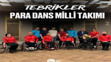 Görselde, Türkiye Para Dans Milli Takımı sporcuları ve teknik ekip bir arada poz veriyor. Çoğu tekerlekli sandalyede olan sporcular kırmızı milli takım forması giyiyor. Arkada antrenör ve görevliler ayakta duruyor. Üstte “Tebrikler Para Dans Milli Takımı” yazısı yer alıyor. Alt kısımda Türkiye Milli Paralimpik Komitesi logosu bulunuyor.