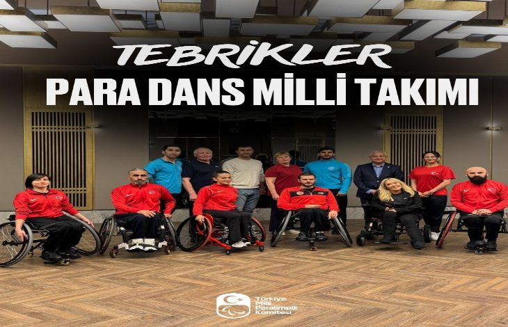 Görselde, Türkiye Para Dans Milli Takımı sporcuları ve teknik ekip bir arada poz veriyor. Çoğu tekerlekli sandalyede olan sporcular kırmızı milli takım forması giyiyor. Arkada antrenör ve görevliler ayakta duruyor. Üstte “Tebrikler Para Dans Milli Takımı” yazısı yer alıyor. Alt kısımda Türkiye Milli Paralimpik Komitesi logosu bulunuyor.
