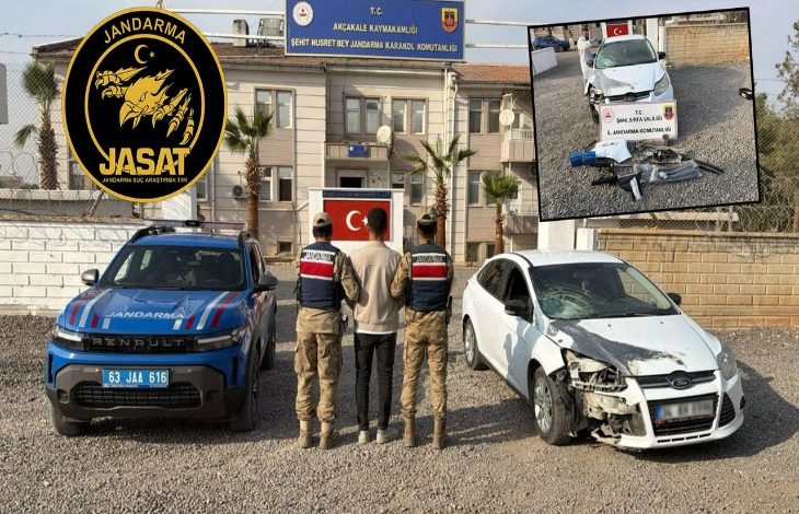 Görselde jandarma karakolunun önünde iki jandarma personeli, aralarında sivil bir kişiyi durdurmuş şekilde görülüyor. Sol tarafta mavi bir jandarma aracı, sağda ise hasarlı beyaz bir otomobil yer alıyor. Arka planda Türk bayrağı ve “Şehit Nusret Bey Jandarma Karakol Komutanlığı” tabelası dikkat çekiyor. Sol üstte JASAT logosu, sağ üstte ise araç ve delil fotoğraflarının yer aldığı küçük bir ek görsel bulunuyor.