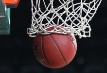 Fotoğraf, potaya doğru süzülen bir basketbol topunu gösteriyor. Top fileye takılmak üzere ve tam “swish” anının yakalandığı o tatlı, kusursuz saniye… File beyaz, pota altı karanlık bir zemine karşı net biçimde öne çıkıyor. Enerjik, hareket dolu bir kare.