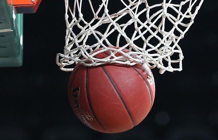 Fotoğraf, potaya doğru süzülen bir basketbol topunu gösteriyor. Top fileye takılmak üzere ve tam “swish” anının yakalandığı o tatlı, kusursuz saniye… File beyaz, pota altı karanlık bir zemine karşı net biçimde öne çıkıyor. Enerjik, hareket dolu bir kare.