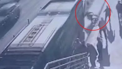 Görselde güvenlik kamerası görüntüsü tarzında, metrobüs durağı yanında geçen bir an görülüyor. Sağ üst tarafta kırmızı bir daire içine alınmış bölümde tekerlekli sandalyedeki bir kişinin metrobüs yoluna doğru düştüğü ya da kaydığı an yer alıyor. Çevrede birkaç yolcunun gölgeleri ve merdiven çıkışı görünüyor. Sahne, yoğun trafiğin olduğu bir hatta yaşanan ciddi bir kazayı yansıtıyor.