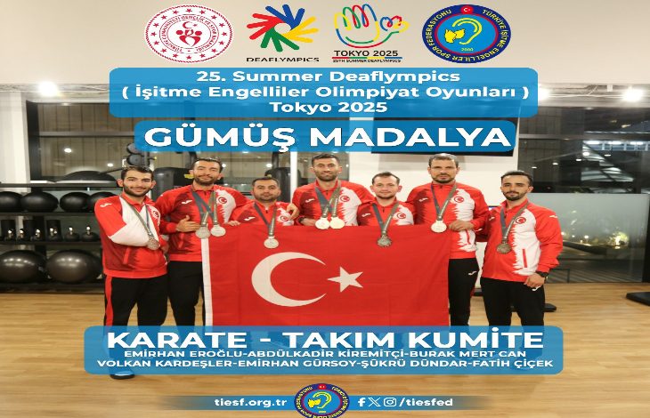 Görselde, Tokyo 2025 25. Summer Deaflympics’te gümüş madalya kazanan Erkek Karate Takım Kumite sporcuları yan yana duruyor. Üzerlerinde kırmızı–beyaz milli formalar var ve her biri boynunda gümüş madalyasını taşıyor. Ortada büyük bir Türk bayrağı tutuyorlar. Üst kısımda Deaflympics ve federasyon logoları, “Gümüş Madalya” yazısı yer alıyor. Alt bölümde sporcuların isimleri listelenmiş.