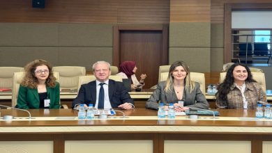 Soldan sağa Türkiye Barolar Birliği Engelli Hakları Komisyonu Sözcüsü Av. Özlem Kara, Koordinatörü Av. Kemal Aytaç, Yürütme Kurulu Üyesi Av. Deniz Yazgan ve Av. Eda Toktay oturumda yan yana oturuyor.