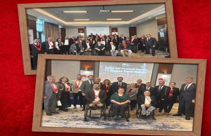 Kırmızı zemine yerleştirilmiş iki çerçeveli fotoğraf görünüyor. Üstteki karede geniş bir salonun içinde kalabalık bir grup birlikte poz veriyor; arka planda sunum perdesi açık. Alttaki karede yine aynı salonda, bu kez daha yakın planda bir grup fotoğrafı var. Ön sırada tekerlekli sandalyede oturan kişiler, arkalarında ise ayakta duran katılımcılar bulunuyor. Her iki fotoğraf da bir genel kurul toplantısının ardından çekilmiş hatıra kareleri izlenimi veriyor.