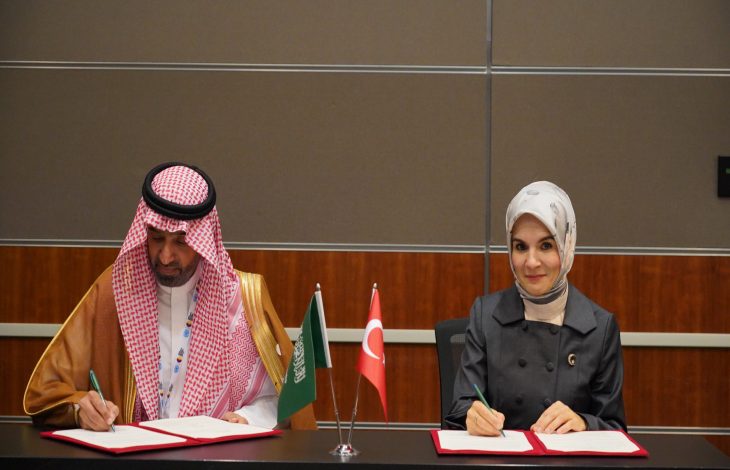 Aile ve Sosyal Hizmetler Bakanı Mahinur Özdemir Göktaş, Suudi Arabistan Krallığı İnsan Kaynakları ve Sosyal Kalkınma Bakanı Ahmed bin Sulaiman Al-Rajhi ile iş birliği mutabakat zaptı imzalıyor.