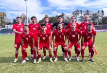 Türkiye İşitme Engelliler A Milli Futbol Takımı sahada maç öncesi seremoni pozu veriyor.