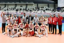 İşitme Engelliler Kadın Voleybol Milli Takımımız teknik kadro ile sahada poz veriyor.