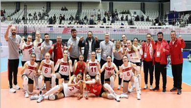 İşitme Engelliler Kadın Voleybol Milli Takımımız teknik kadro ile sahada poz veriyor.