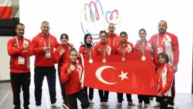 Türkiye İşitme Engelli Judo Milli Takımı,.teknik kadro ile kazandıkları madalya ve Türk Bayrağı tutarak poz veriyor.