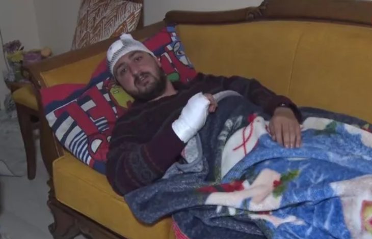 Darp edilen otizmli ve epilepsi hastası olan Ertuğrul Şenol, başı sargılı ve kolu alçılı durumda uzanıyor.