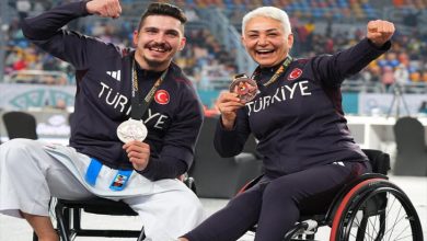 Milli sporcular Berkay Uslu ve Nesrin Cavadzade tekerlekli sandalyede oturarak kazandığı madalyalarla poz veriyor.