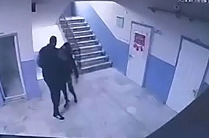 Okul müdürü otizmli öğrencinin kollarını tuttuğu anın kamera görüntüsü.