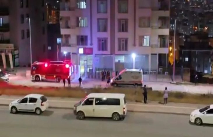 Yangın çıkan merkezin önünde itfaiye ve ambulans araçları bulunuyor.