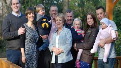 Rob, Dianne ve Ronnie (ortada), Rob ile Dianne'in çocukları ve torunları ile birlikte