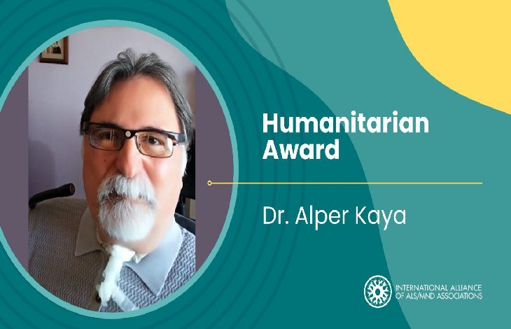 Görselde, bir erkeğin portre fotoğrafı yer alıyor. Sağ tarafta “Humanitarian Award” başlığı ve altında bir isim yazılı. Alt köşede ise bir kuruluşun logosu ve adı bulunuyor. Tasarım genel olarak bir ödül duyurusu formatında hazırlanmış.