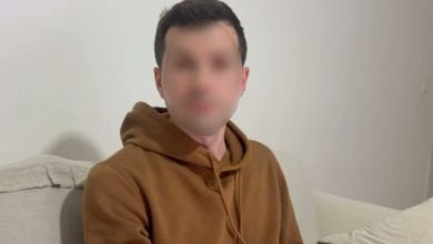 Üzerinde kahverengi kapüşonlu bir sweatshirt bulunan işitme engelli Ömer A.'nın yüzü bulanıklaştırılmış fotoğrafı.