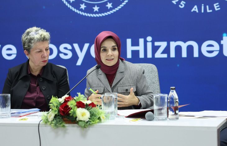 Aile ve Sosyal Hizmetler Bakanı Mahinur Özdemir Göktaş konuşma yapıyor ve yanında Türkiye Otizm Meclisi Yürütme Kurulu Üyesi Sedef Erken oturuyor.