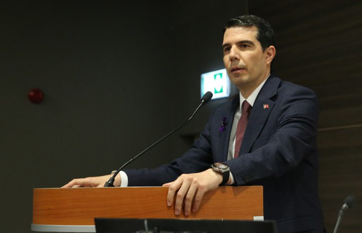 Ankara İl Sağlık Müdürü Uzm. Dr. Ali Niyazi Kurtcebe kürsüde konuşma yapıyor.