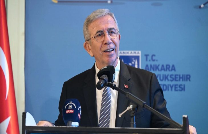 Ankara Büyükşehir Belediyesi Başkanı Mansur Yavaş kürsüde konuşma yapıyor.