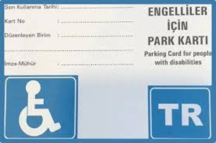 Engelliler için park kartını gösteren bir görselde, tekerlekli sandalye simgesi ve “TR” ibaresi yer alıyor; kart, engelli bireylere tanınan park hakkını simgeliyor.