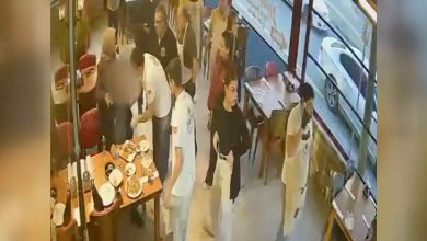 Bir lokantanın güvenlik kamerası görüntüsünde, masada fenalaşan bir müşteriye çevredeki kişilerin müdahale ettiği, işletmecinin kalp masajı yaptığı ve diğer müşterilerin endişeyle izlediği anlar görülüyor.