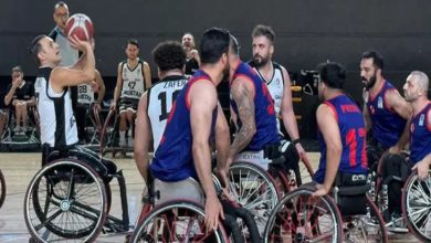 Beşiktaş ile İskenderun Belediyesi Tekerlekli Sandalye Basketbol Takımı oyuncuları sahada karşılıklı mücadele ediyor.
